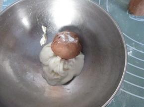 每个面团表面均匀刷一层淡奶油，也可以刷融化的黄油