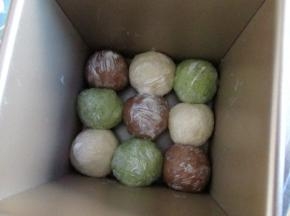 用正方形吐司模具，底层均匀的放入三种颜色的面团