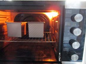 烤箱170度上下火预热完成后，入烤箱烤30分钟