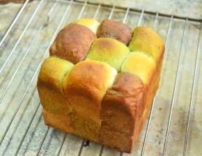 烤好的吐司立即脱模晾凉，这个模具是不沾的，绝对不会沾模具，轻松脱模