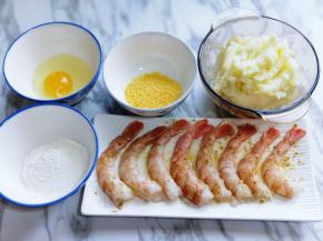 鸡蛋，面粉，面包糠，准备工作完成。