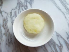 取一款土豆泥，揉圆，再用手心压扁。