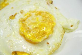 鸡蛋用小火提前煎好备用。