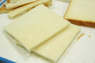 把吐司片边切掉备用。