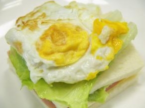 放上一片生菜叶和鸡蛋。