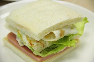 盖上第三块吐司片，三文治就这么简单的拼好了，是不是很简单呢？