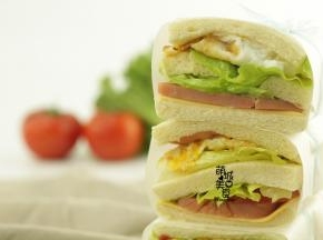 最后，用油纸包好，用小绳子绑上就可以带出外啦。
