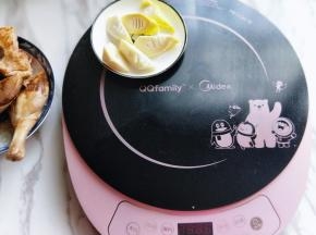 准备食材，鸭腿用食品剪刀剪块，春笋去皮，洗干净，切菱形块。