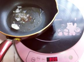 启动电磁炉，锅中放入适量食用油，加入冰糖，电磁炉全程最小火力。