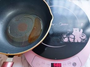 待冰糖融化只褐色。