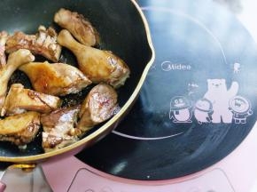 加入焯水的鸭腿块煸炒。