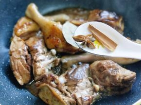 加入香料翻炒。