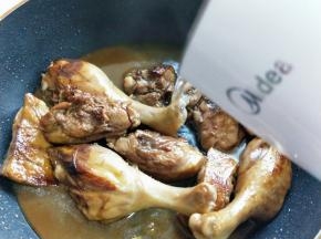 再加入开水，没过鸭腿为佳。再次烧开后转小火慢炖40分钟，将鸭腿炖烂糊即可。