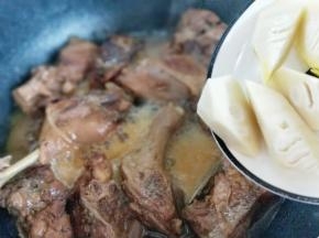 我约炖了40分钟，这时鸭腿已经很烂糊了，加入切好的春笋。