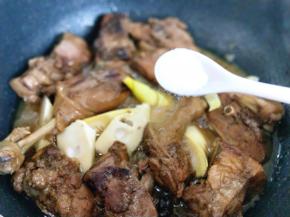 再加入盐，炖15分钟。