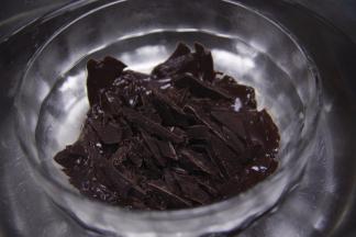 巧克力隔热水慢慢融化。