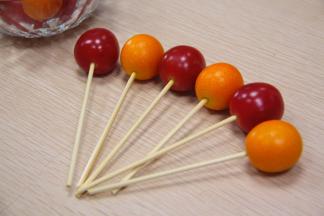 准备好的水果去蒂洗净后插入竹签。