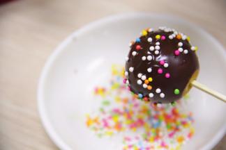 在巧克力表层撒上彩糖待巧克力凝固就可以了啰。