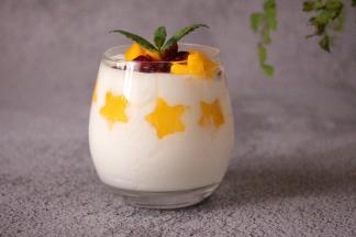 用芒果装饰了的酸奶杯～发挥想象～任意装饰～