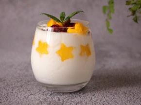 用芒果装饰了的酸奶杯～发挥想象～任意装饰～