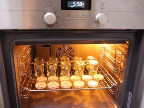 布丁瓶洗干净放入烤箱100度10分钟