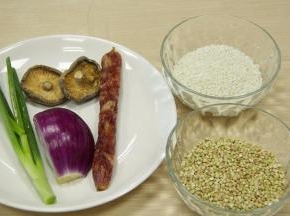 准备好所有食材待备用。