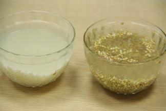 荞麦、糯米洗净后浸泡3小时，香菇浸泡1小时，待备用。