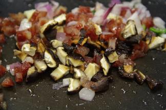 起锅热油，一次性放入所有材料（除了香葱外）