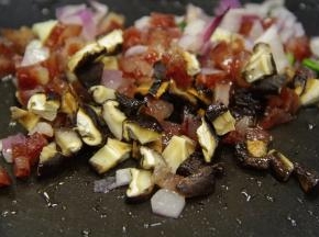 起锅热油，一次性放入所有材料（除了香葱外）