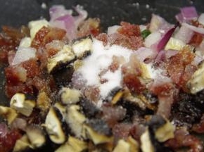 往配料炒丁中放入适量的盐和糖。