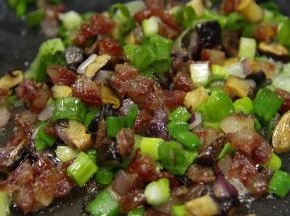 最后放入香葱末翻炒片刻，炒好后，用碗装起来