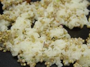 放入少许油下锅，用小火炒已蒸好的糯米饭和荞麦，加入少量的盐、酱油（一定要小火哦，不然饭会焦呢~）