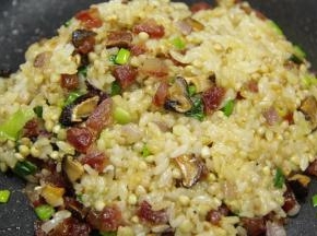 把炒好的配料全部倒入米饭中翻炒，直到配料与糯米饭、荞麦充分混合即可关火。