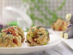 出炉待凉一会，趁着饭团还有温度的时候把饭团平分后揉成小圆球就可以了啦。