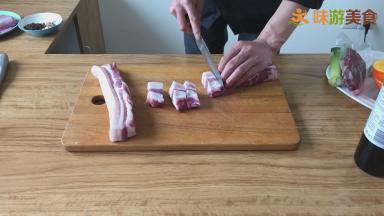 五花肉洗净切成2.5cm左右大小的方块