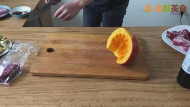 金瓜去籽去瓤（金瓜在这道菜中仅作为装饰，也可不用）