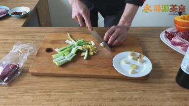 大葱切段、姜蒜切厚片
