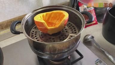 金瓜上锅蒸熟备用，判断是否蒸熟可以用一根竹签或者筷子插入金瓜，如果可以轻松插入，并且筷子或者竹签不倒，就说明金瓜已熟。