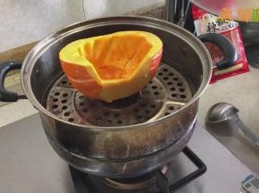 金瓜上锅蒸熟备用，判断是否蒸熟可以用一根竹签或者筷子插入金瓜，如果可以轻松插入，并且筷子或者竹签不倒，就说明金瓜已熟。