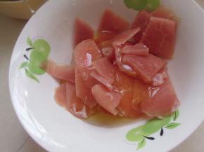 把精肉切成薄片，加入蛋清。