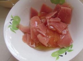 把精肉切成薄片，加入蛋清。
