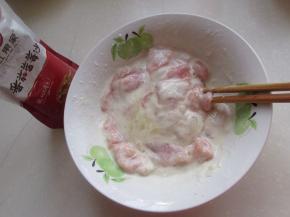 再加入一勺淀粉和一勺面粉拌匀，面粉和淀粉的比例是1:1 。