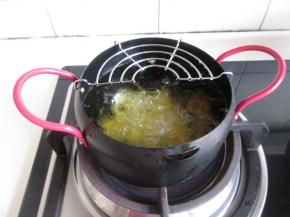 炸锅放油烧热到七成热，把肉片一片一片放入。