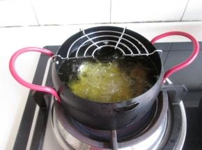 炸锅放油烧热到七成热，把肉片一片一片放入。
