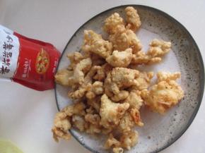 炸到金黄色捞出，这个炸肉在我们老家叫它松肉，使用五花肉制作，我用的精肉代替，口感可能不如肥一些的肉口感好，但是含脂量没有那么高。