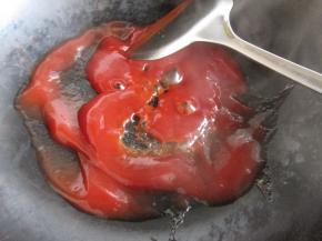 炒锅洗净开小火，加入番茄蓝莓酱，有点冒泡了，看着浓稠度正好。