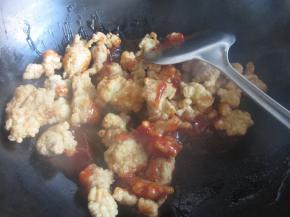 倒入炸制好的松肉。