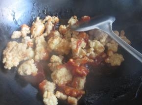 倒入炸制好的松肉。