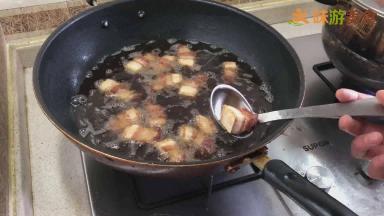 锅烧热，倒入适量食用油，烧至7成热，然后放入五花肉块，将五花肉炸至表面微黄，表皮起小泡即可捞出沥油。炸的时候建议盖上锅盖，炸制过程中可能会有油溅出。