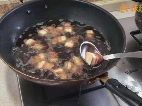 锅烧热，倒入适量食用油，烧至7成热，然后放入五花肉块，将五花肉炸至表面微黄，表皮起小泡即可捞出沥油。炸的时候建议盖上锅盖，炸制过程中可能会有油溅出。